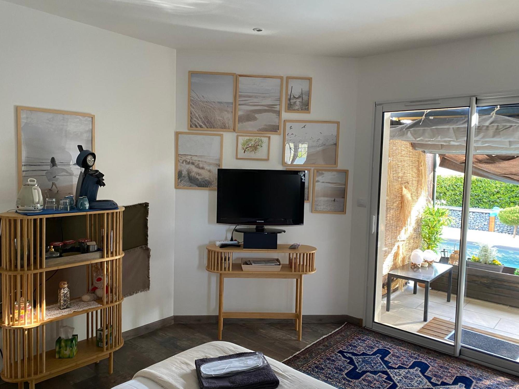 Escale Sur Le Bassin Cosy Sous Les Pins